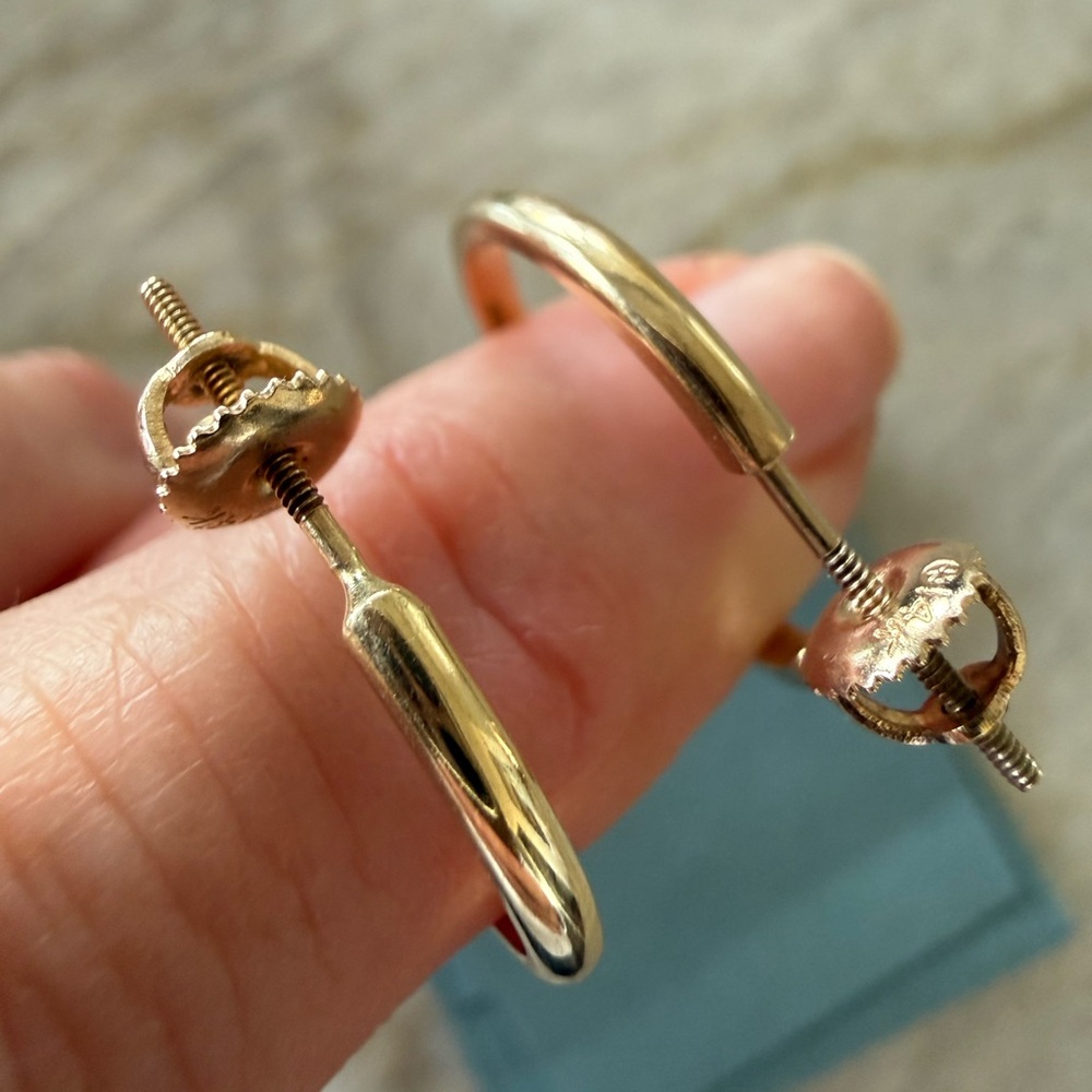 Timeless vintage solid 14k gold hoop earrings with screw backs. 3.5g - Picture 2 of 5